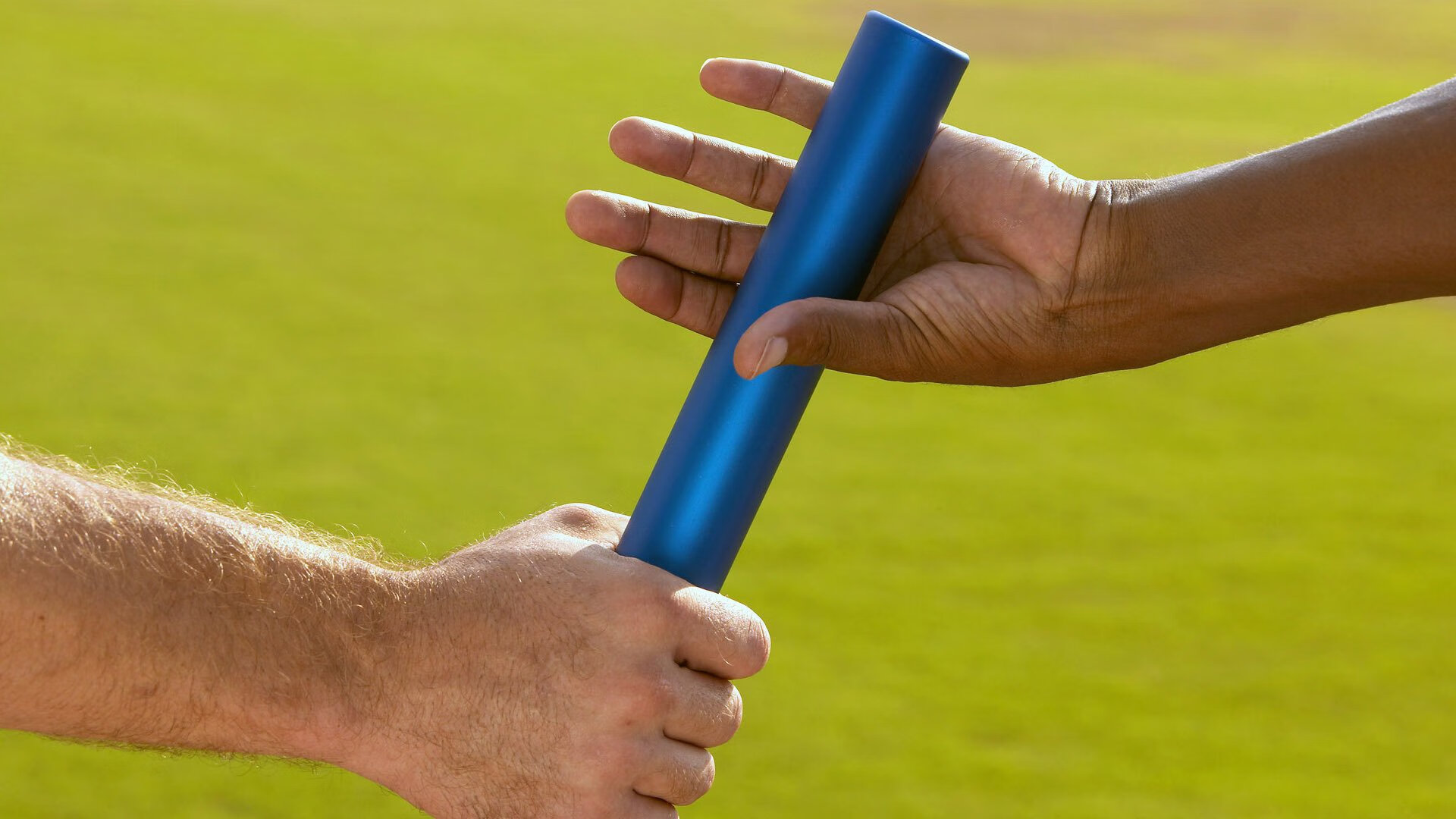 开云体育app入口-跨界合作将足球运动与艺术展演结合，创新体育文化表达，足球跨球基本技术要领